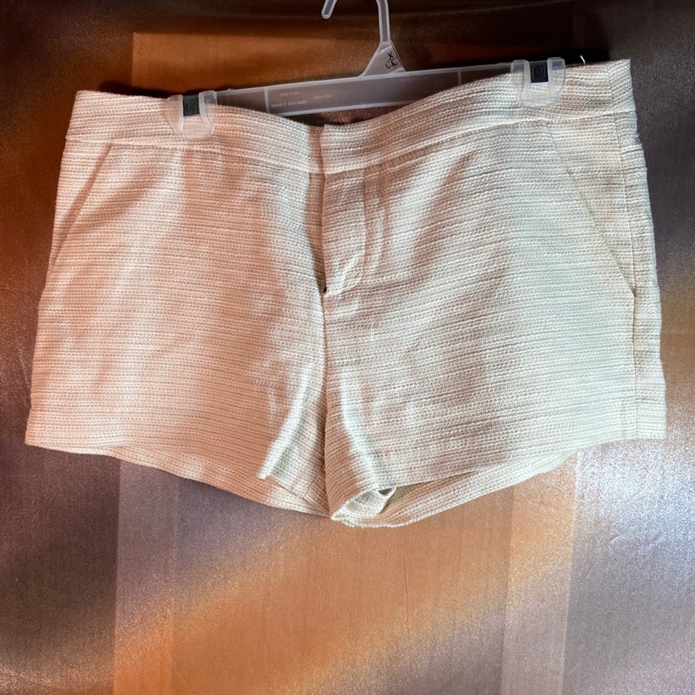Joie size 8 linen short shorts. Nice fabrics that doesn’t show wrinkles. 34”